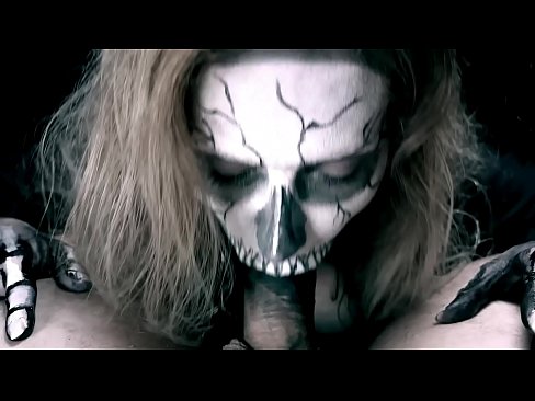 ❤️ Demon famke sûgje hoanne mei har swarte mûle en slikken cum. ❤❌ Porno op fy.naughtyhentai.ru ❌❤